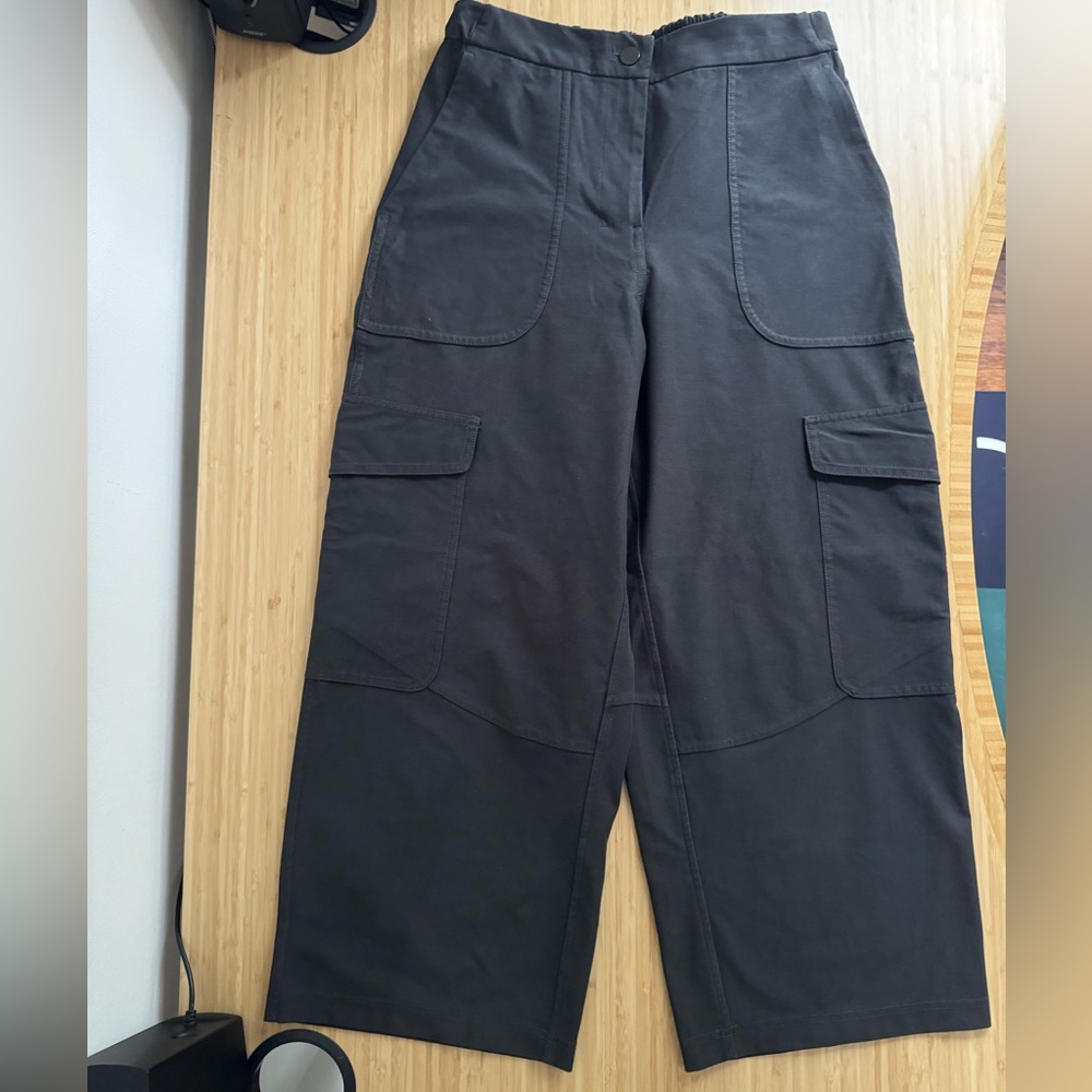 Lululemon women’s cargo pants, gray, size 27.